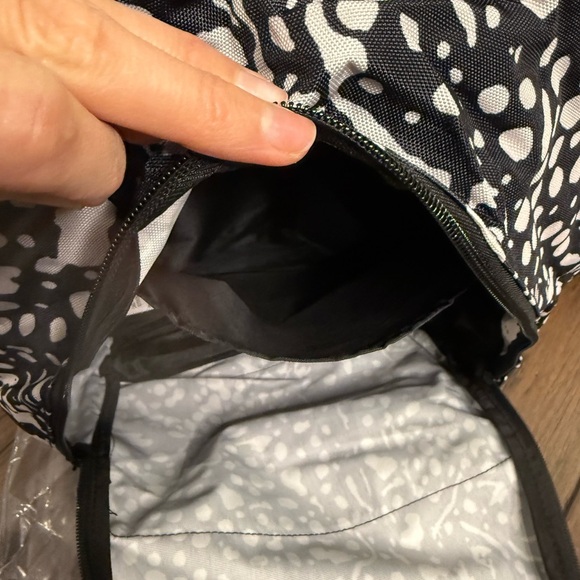 Reebok Black and White Backpack Men/Women Large Bag - Picture 8 of 9